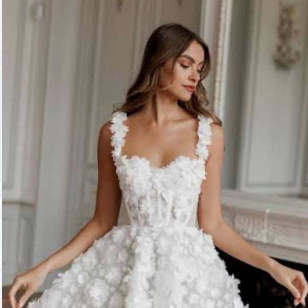 Elegant White Floral Appliqué Wedding Dress - Brand Unspecified